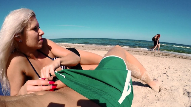 Парень дрочит на пляже загорающих девушек голых (64 фото) - порно и фото голых на lys-cosmetics.ru