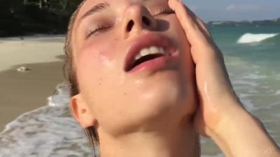 Порно видео грудастая бегает по пляжу
