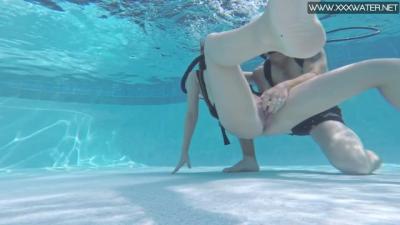 Миньет под водой порно видео